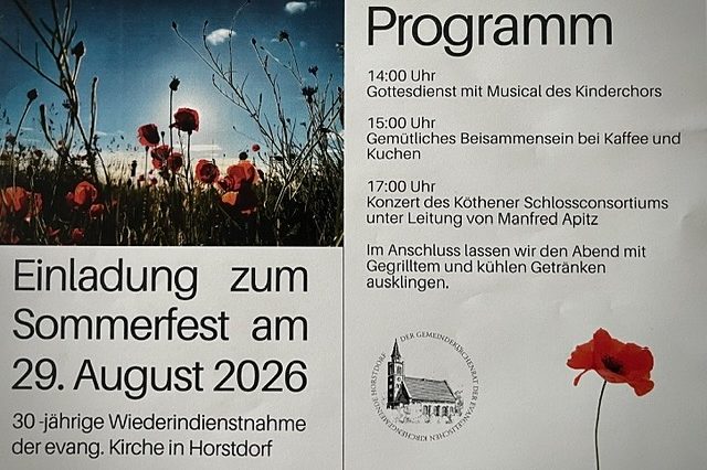 Offenes Buch zwischen Büchern in einer gemütlichen Buchhandlung.